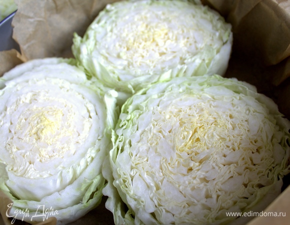 Делим на одинаковые по высоте шайбочки, переносим в форму, придерживая боковые листики. Срез можете посолить, но мне хватило соли от начинки, а мужу было мало.