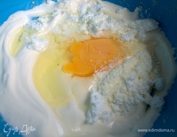 Для вкусной «шапочки» в сметану добавить яйцо, творог.