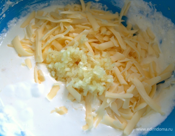 Тертый сыр, чеснок.