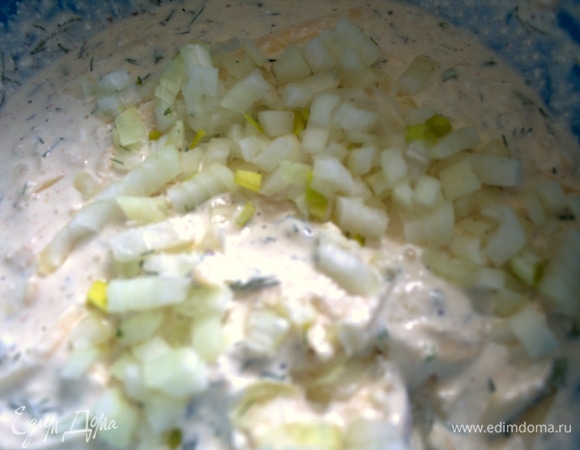 Я еще нарезала репчатый лук, но это по желанию.