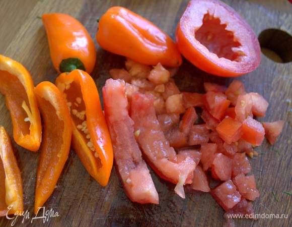 Из помидора удалить сок и нарезать вместе с перцем.