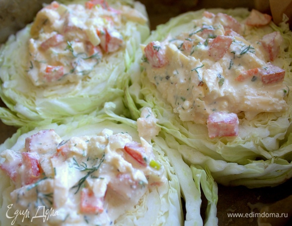 Наносим начинку на срез капусты.