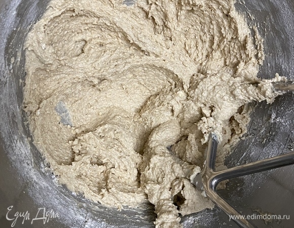 Ввести мучную смесь в масляную и лопаткой (больше не взбивать) быстро вымешать однородное тесто. Готовое тесто жидковато, его необходимо переложить в пакет и убрать в холодильник на 1 час.
