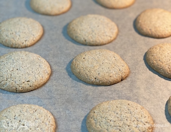 Готовое печенье остудить на противне, только потом снять с пергамента. Чем сильнее зажарится печенье, тем более хрустящим будет. Приятного чаепития!