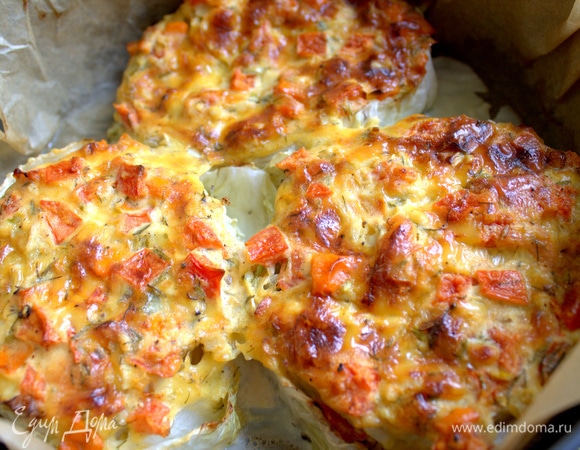 Запекаем до румяной корочки около 40 минут при 175°C. Капуста хорошо пропитывается, будет готова быстро.