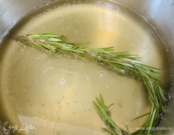 Готовим сироп. В горячую воду добавляем веточку розмарина, мед и перемешиваем до полного растворения. Оставляем сироп настояться для ярко выраженного аромата розмарина. 