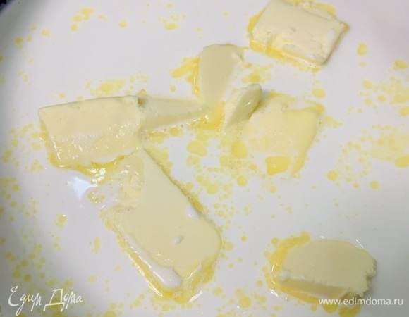 Разогреваем духовку до 180°C. Заливаем молоко в кастрюлю с толстым дном или с антипригарным покрытием. К нему добавляем масло и сахар. Нагреваем на среднем огне до растворения масла, постоянно перемешивая.