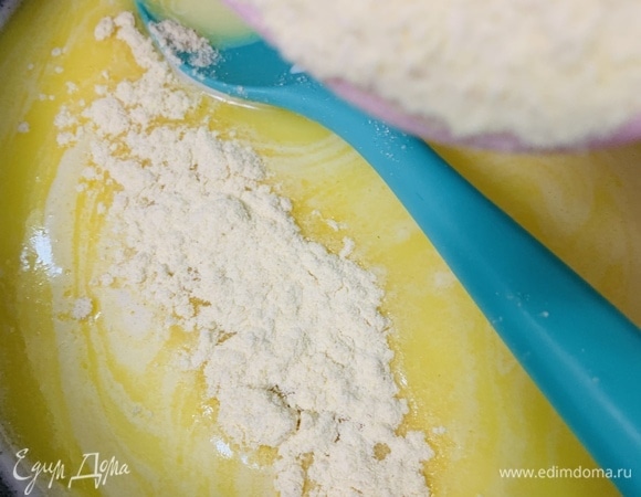 Снимаем с огня и, продолжая перемешивать, добавляем понемногу кукурузную муку мелкого помола. Тщательно перемешиваем, чтобы не образовывалось комочков.