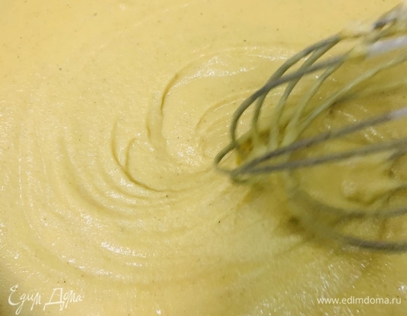 Возвращаем на медленный огонь и, не прекращая перемешивать, варим еще 3–4 минуты до загустения.