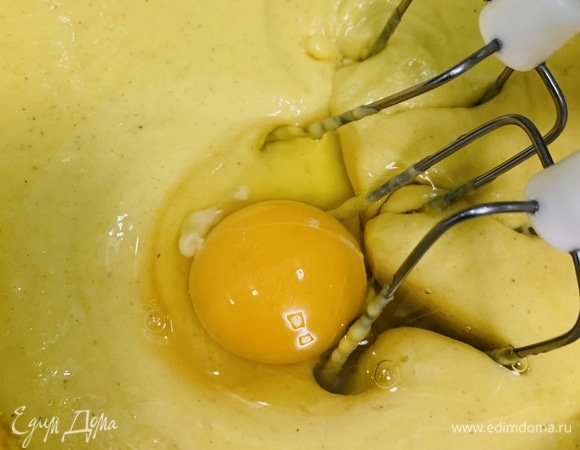 Снимаем с огня и даем немного остыть. Затем по одному добавляем яйца и взбиваем миксером на высокой скорости.