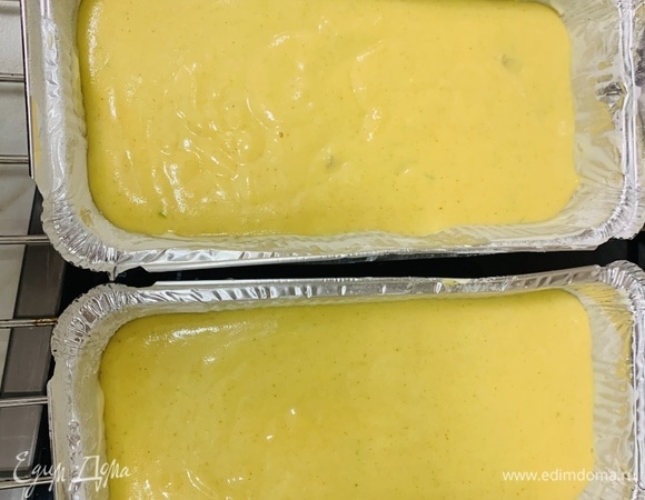 Две формы для кекса смазываем сливочным маслом и припыляем мукой. Размер одной формы — 217 х 113 х 53 мм. Если форма большая, можно использовать одну.