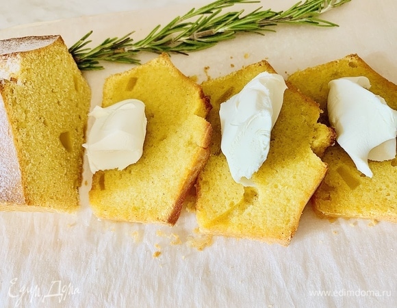 Взбиваем маскарпоне со сливками до однородной консистенции. Нарезаем кекс на порционные куски. Каждый кусок поливаем 1–2 ст. л. сиропа. Сверху кладем ложку взбитого маскарпоне и подаем.