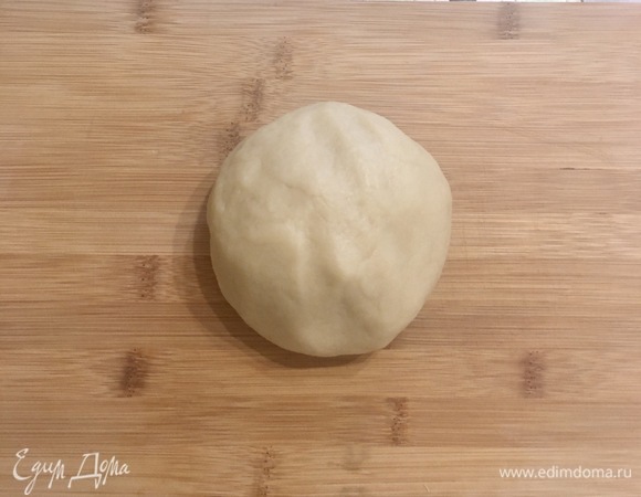 Смешать муку, соль и холодное сливочное масло, нарезанное кубиком, до крошки. Влить воду и быстро смешать до образования комка. Убрать тесто в холодильник на 30–40 минут.