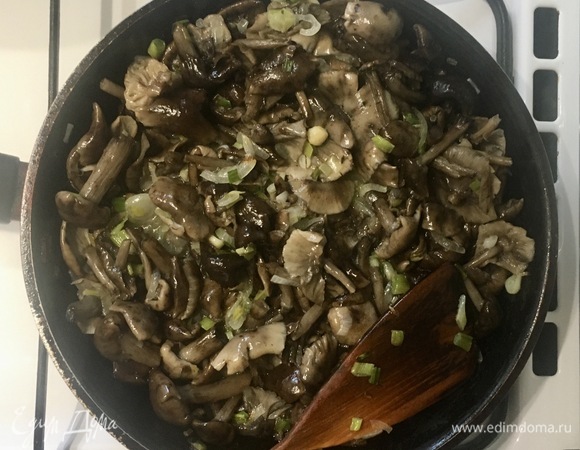 Обжарить лук и грибы (в моем случае — опята), посолить и поперчить по вкусу, остудить.