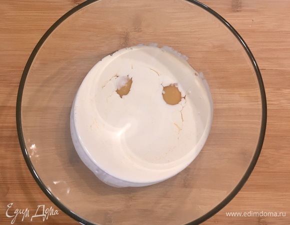 Сыр натереть. Для заливки смешать яйца, сливки, соль, специи по вкусу.