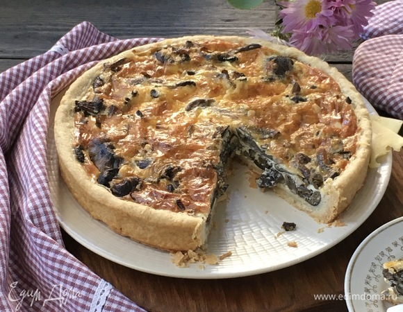 Готовый киш остудить в форме.