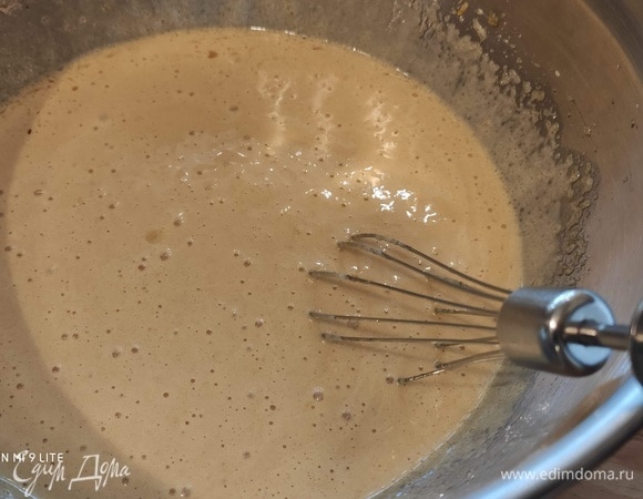 Яйца взбить с сахаром до пышной пены. Сахар можно уменьшить до 250 г.