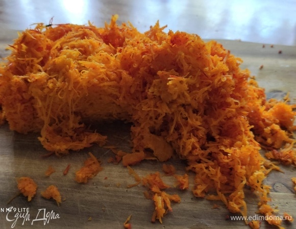 Тыкву натереть на мелкой терке. Я использую тыкву сорта хоккайдо, она имеет замечательный интенсивный вкус и цвет, ее можно употреблять в пищу с кожицей (даже в коржах для торта).