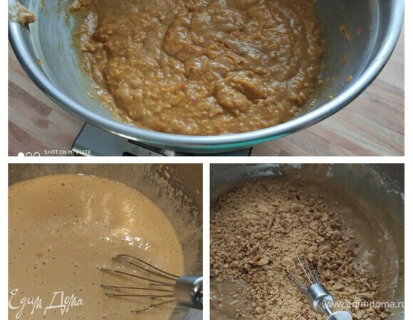 Во взбитые яйца добавить мучную смесь и аккуратно размешать, пока не получите однородное тесто. Затем добавить тертую тыкву и орехи макадамия.