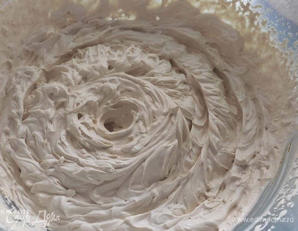 В небольшом количестве сливок растворить 3 ч. л. (без горки) кофе. Взбивать маскарпоне вместе со сливками, включая кофейные, и сахарной пудрой, пока крем не станет густым.