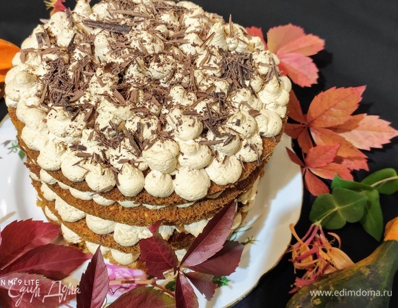 Вот так выглядит крем со стороны, если его нанести крупными кружками по краю каждого коржа. Торт получается очень высоким. Думаю, если выпекать три коржа, но в форме большего объема, будет так же хорошо.