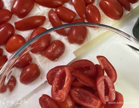 Помидоры одинакового размера вымыть, просушить. Разрезать пополам, если совсем крупные — на четвертинки. Удалить мякоть и семечки. Положить срезом вниз на бумажные полотенца и дать стечь лишней жидкости. Смешать соль, сахар, прованские травы.