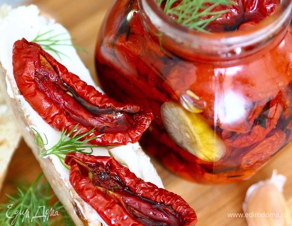 Из 2 кг у меня получилось две маленькие баночки готового продукта. Тару я не стерилизовала, просто в чистые банки плотно уложила кусочки томатов, прокладывая дольками чеснока, посыпая сушеным тимьяном, а сверху залила подогретым оливковым маслом. Хранить в холодильнике.