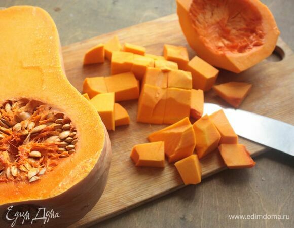 Тыкву очистите от кожицы, удалите сердцевину и нарежье на небольшие куски размером 2–3 см.