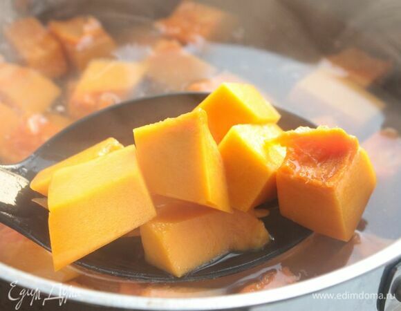 Сварите постный бульон из индейки: залейте филе 1,5 л воды, когда вода закипит, снимите накипь и варите бульон уже на медленном огне до готовности. В готовый кипящий бульон добавьте нарезанную тыкву и варите ее до мягкости в течение 20–25 минут. Если у вас более крупные куски, то и время варки увеличится.