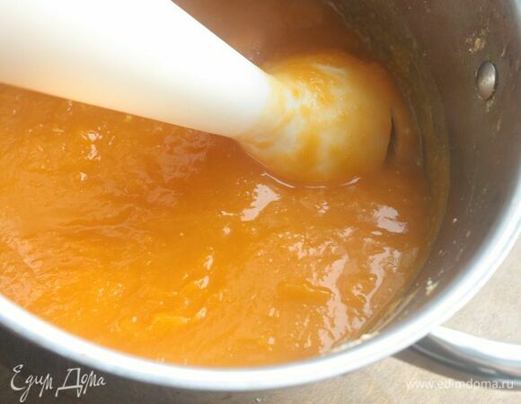 Когда тыква станет мягкой, слейте большую часть бульона из кастрюли в отдельную посуду (я оставляю буквально 100–150 мл) и с помощью блендера пюрируйте тыкву с оставшимся бульоном до гладкости. Если констистенция будущего супа получается слишком густой, добавляйте понемногу бульон. Однако не делайте на этом этапе слишком жидкий суп, так как в него будут добавляться сливки.