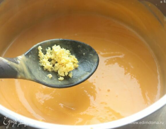 Добавьте в суп-пюре сливки, перемешайте и поставьте на средний огонь. Прогрейте суп-пюре со сливками, тщательно помешивая, но не доводя до кипения. Посолите по вкусу и добавьте натертого на мелкой терке имбиря. На такой объем супа я обычно использую 1,5–2 ст. л. имбиря, но вы можете уменьшать или увеличивать остроту по своему вкусу. Рекомендую всегда начинать с 1/2 ст. л :)