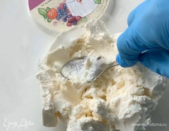 Рикотту выложите в посуду и слегка разомните ложкой.