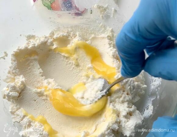 Добавьте желток, перемешайте.