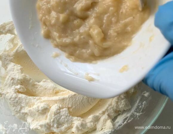 Спелый банан пюрируйте вилкой и добавьте к рикотте. Берите банан мини (вес без кожуры — около 70 г) или половину крупного.