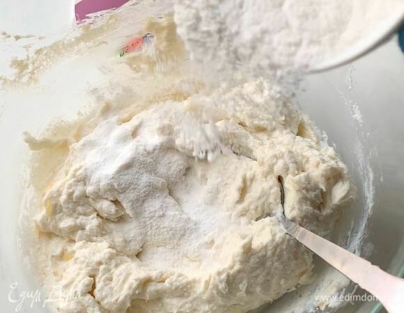 Добавьте 2 ст. л. рисовой муки и хорошо перемешайте.