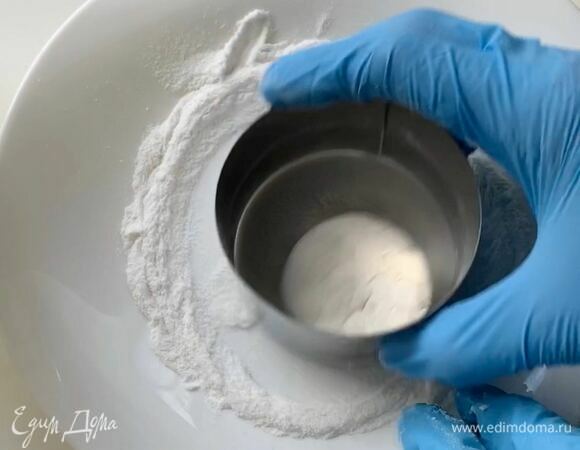 Придайте ему красивую форму с помощью кулинарного кольца или стакана.