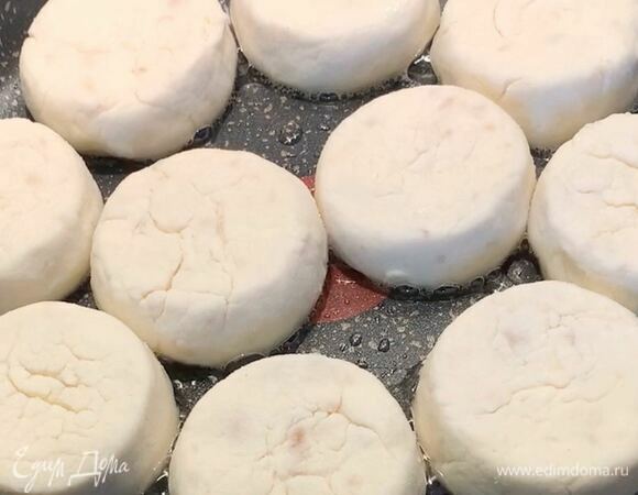 Сковороду с растительным маслом разогрейте, выложите сырники. Обжарьте на среднем огне без крышки с одной стороны.