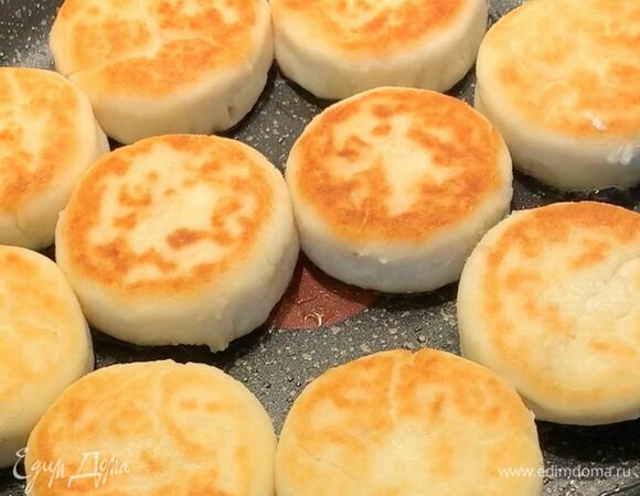 Переверните сырники, уменьшите огонь, накройте крышкой и обжарьте до готовности.