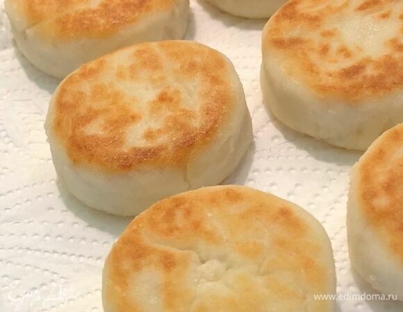 Сырники выложите на салфетку, чтобы впиталось лишнее масло. Подавайте со сметаной, сгущенным молоком, джемом. Приятного аппетита!