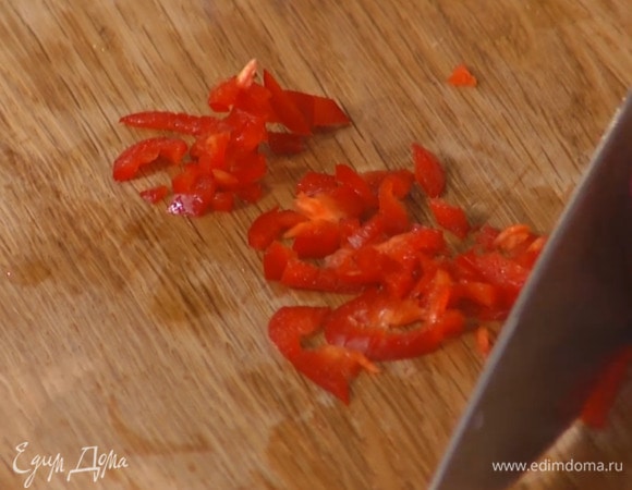 Перец чили, удалив семена, мелко порубить.