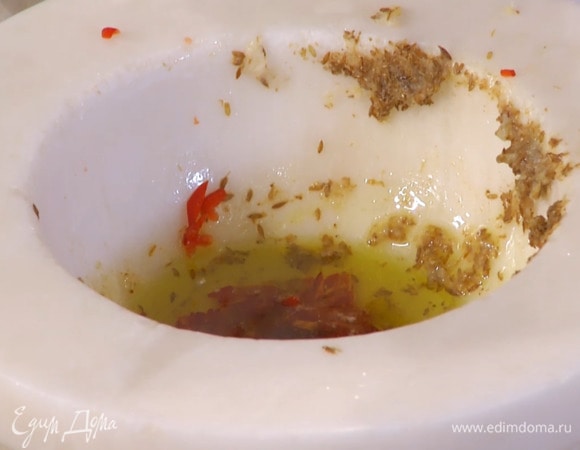 Приготовить заправку: в ступке растереть зиру, кориандр, чеснок и соль, затем добавить измельченный перец чили, влить лимонный сок, оливковое масло и наршараб, все перемешать.