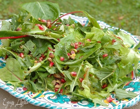 Базилик и мяту порвать руками и посыпать салат.