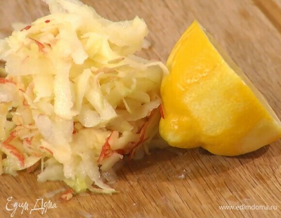 Приготовить начинку: яблоко натереть на крупной терке, полить лимонным соком, добавить сахар, корицу и все перемешать.