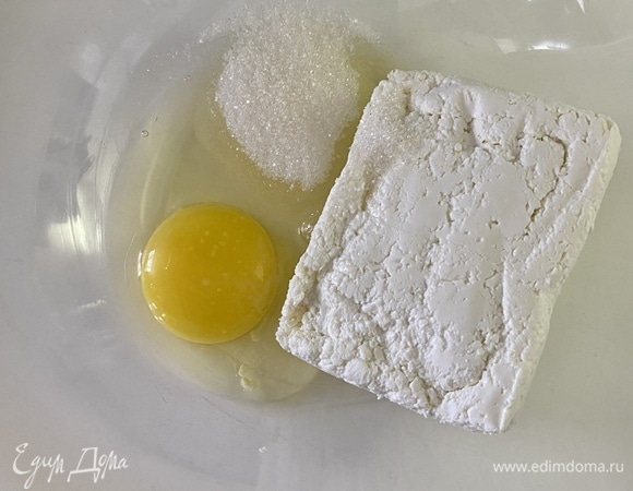 Творог размять ложкой с яйцом, сахаром и солью до однородности.