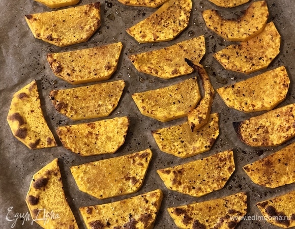 Запеченная тыква должна слегка подрумяниться и стать мягкой.