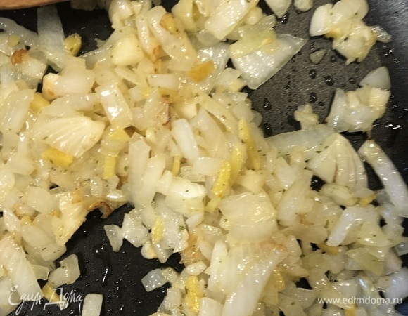 Лук, чеснок и имбирь мелко нарезать, обжарить на смеси растительного и сливочного масел до красивого ароматного состояния.
