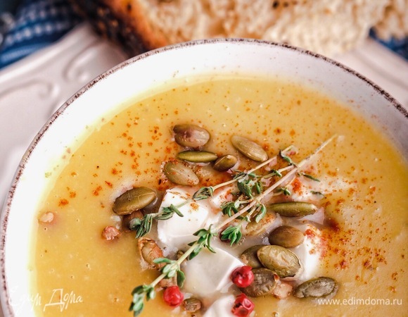 В конце варки добавить соль по вкусу, убрать веточку тимьяна и пробить суп блендером до состояния гладкого пюре. Украсить нарезанным мягким сыром (адыгейский или моцарелла), тыквенными семечками. Подавать горячим с ломтиками поджаренного белого хлеба.