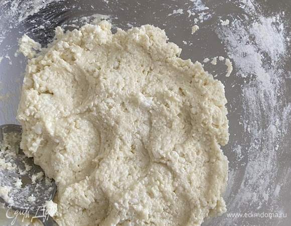 Добавить муку и еще раз хорошо вымешать.