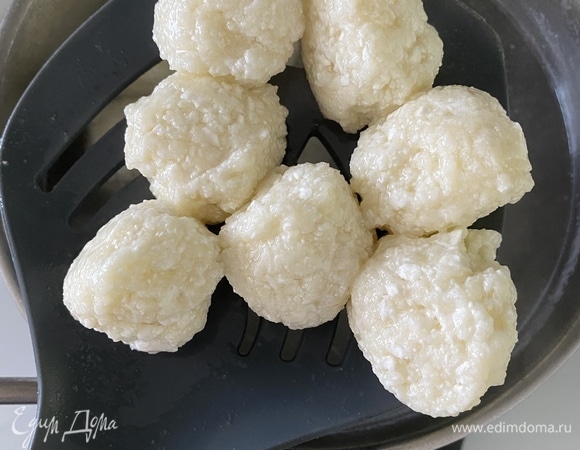 Как только вареники всплывут, достать шумовкой, дать стечь лишней воде и сразу подавать. Идеально добавить сметану, мед или джем, что ближе вам по вкусу!