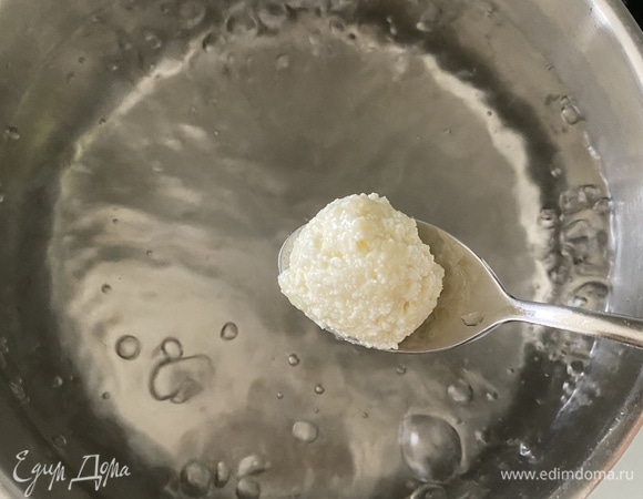 Вскипятить воду в сотейнике, слегка посолить. Сформовать при помощи чайной ложки небольшие колобки и окунуть в кипящую воду. Ложку каждый раз необходимо окунать в воду, чтобы тесто не налипало.